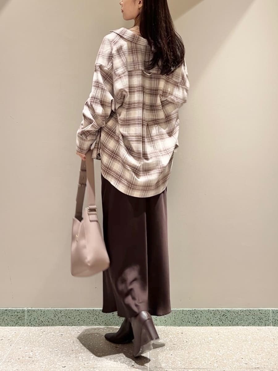 ベージュ系のシャツ/ブラウス、ピンク系のトートバッグ、レッド系のブーツを着用したレディースの秋コーディネートの2枚目の写真