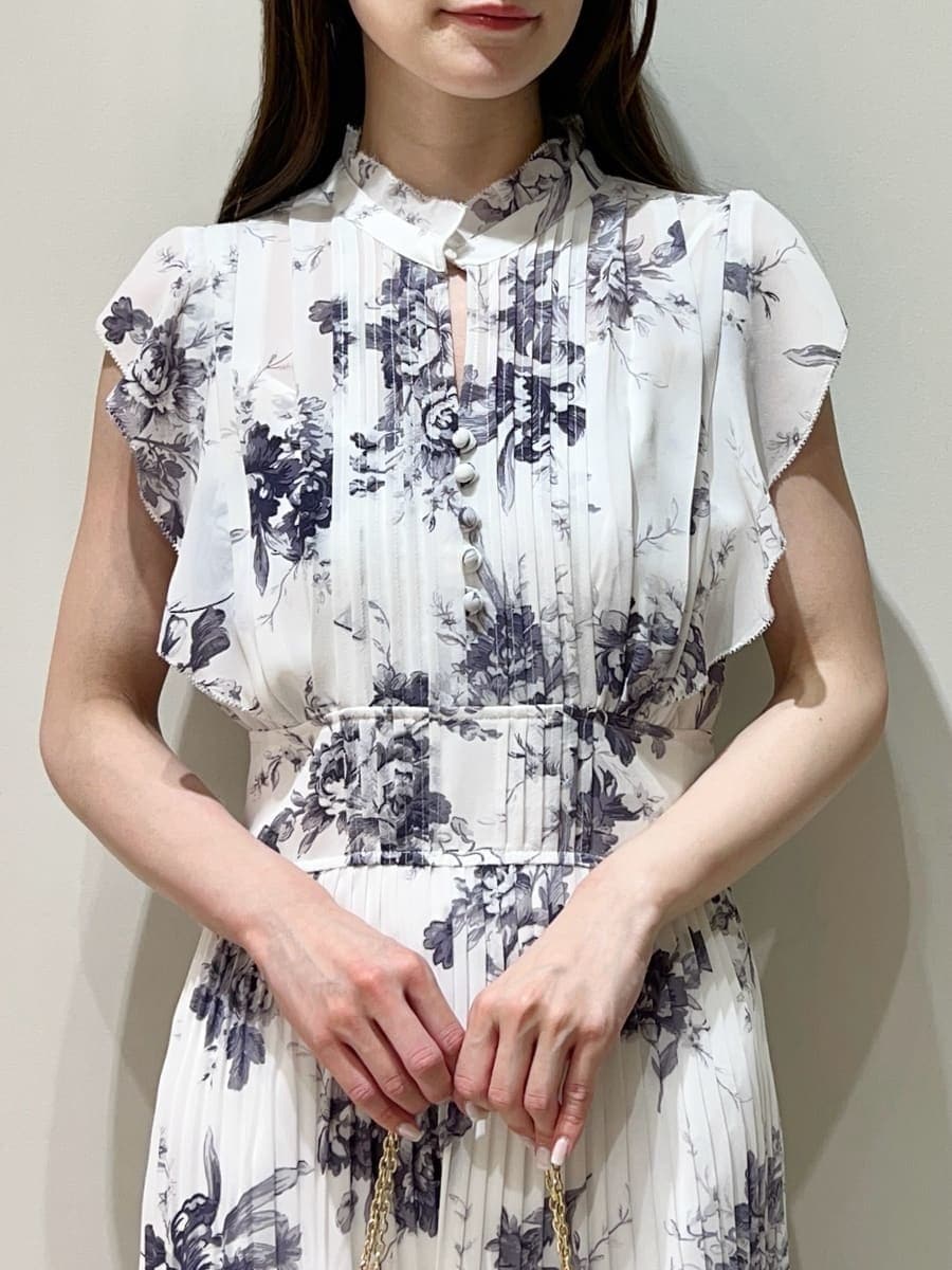 ホワイト系のワンピース、ブラック系のパンプス、ブラック系のショルダーバッグを着用したレディースの春コーディネートの4枚目の写真