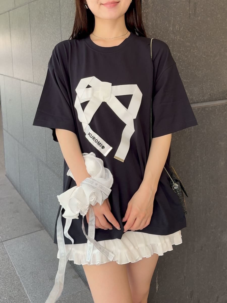 ホワイト系のその他パンツ、ブラック系のブーツを着用したレディースの夏コーディネートの7枚目の写真