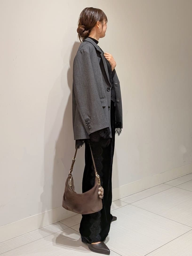 グレー系のテーラードジャケット、ブラック系のその他パンツ、ブラウン系のパンプスを着用したレディースの秋コーディネートの2枚目の写真