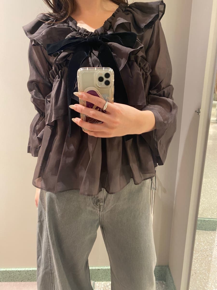 グレー系のデニムパンツ、ブラウン系のシャツ/ブラウス、ブラック系のブーツを着用したレディースの秋コーディネートの5枚目の写真