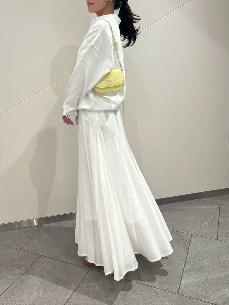 ホワイト系のスウェット、イエロー系のショルダーバッグ、ベージュ系のスニーカーを着用したレディースの春コーディネートの2枚目の写真