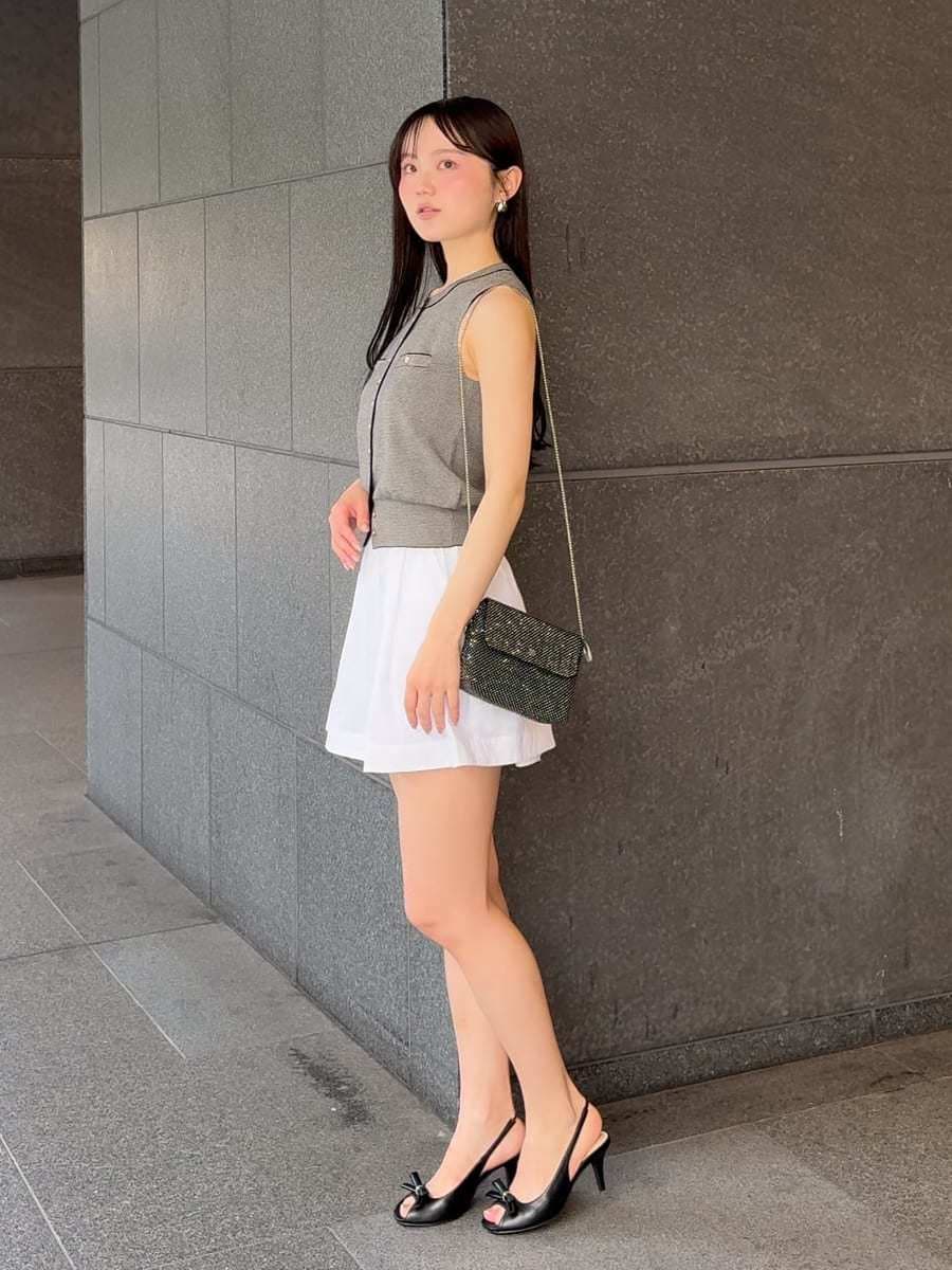その他のニット/セーター、ホワイト系のその他パンツを着用したレディースの夏コーディネートの3枚目の写真