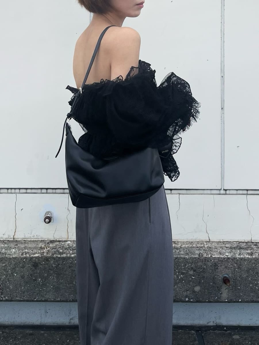 グレー系のその他パンツ、ブラック系のシャツ/ブラウス、その他のパンプスを着用したレディースの秋コーディネートの4枚目の写真
