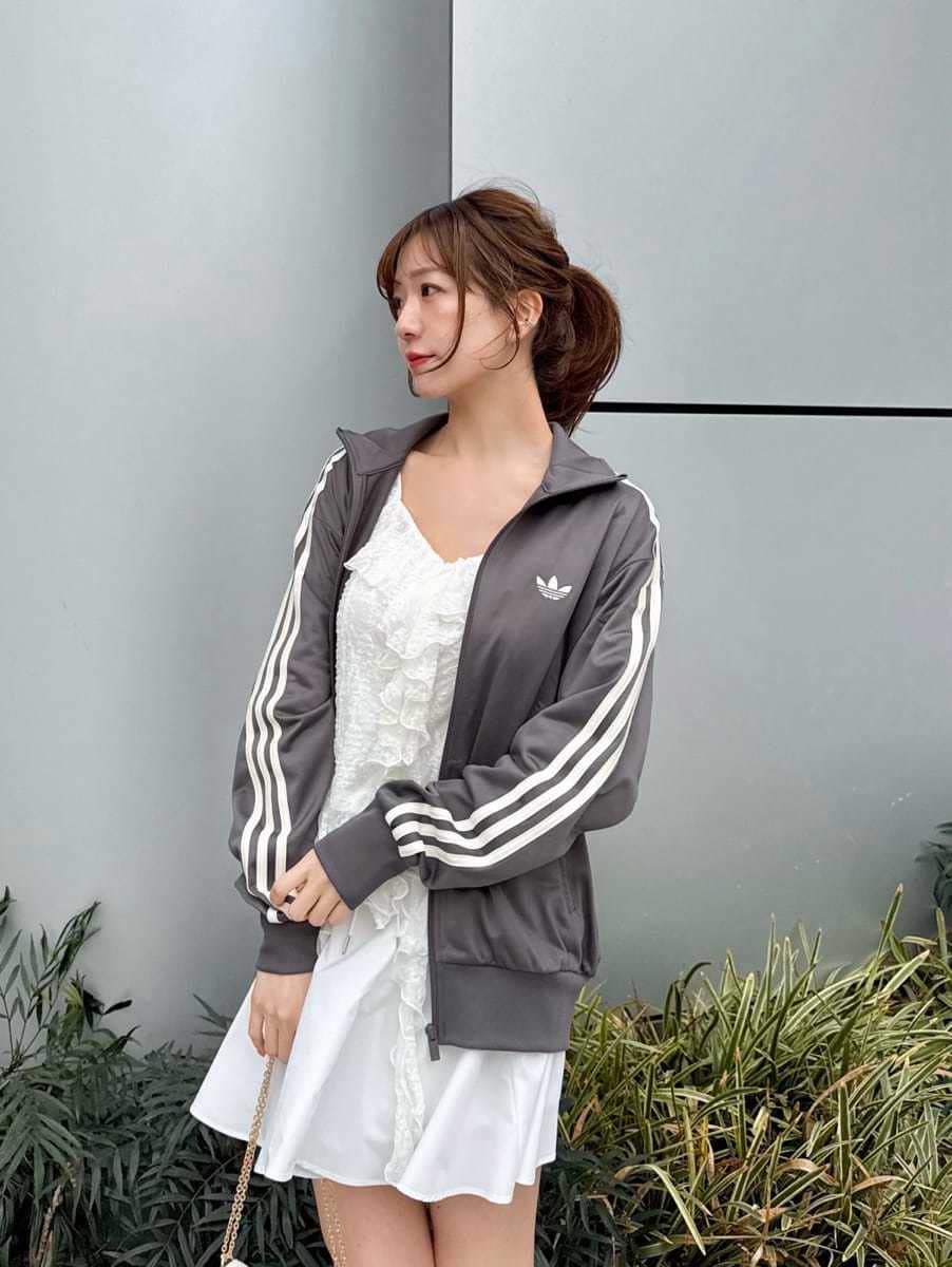 ホワイト系のその他パンツ、ホワイト系のTシャツ/カットソー、ホワイト系のショルダーバッグを着用したレディースの冬コーディネートの3枚目の写真