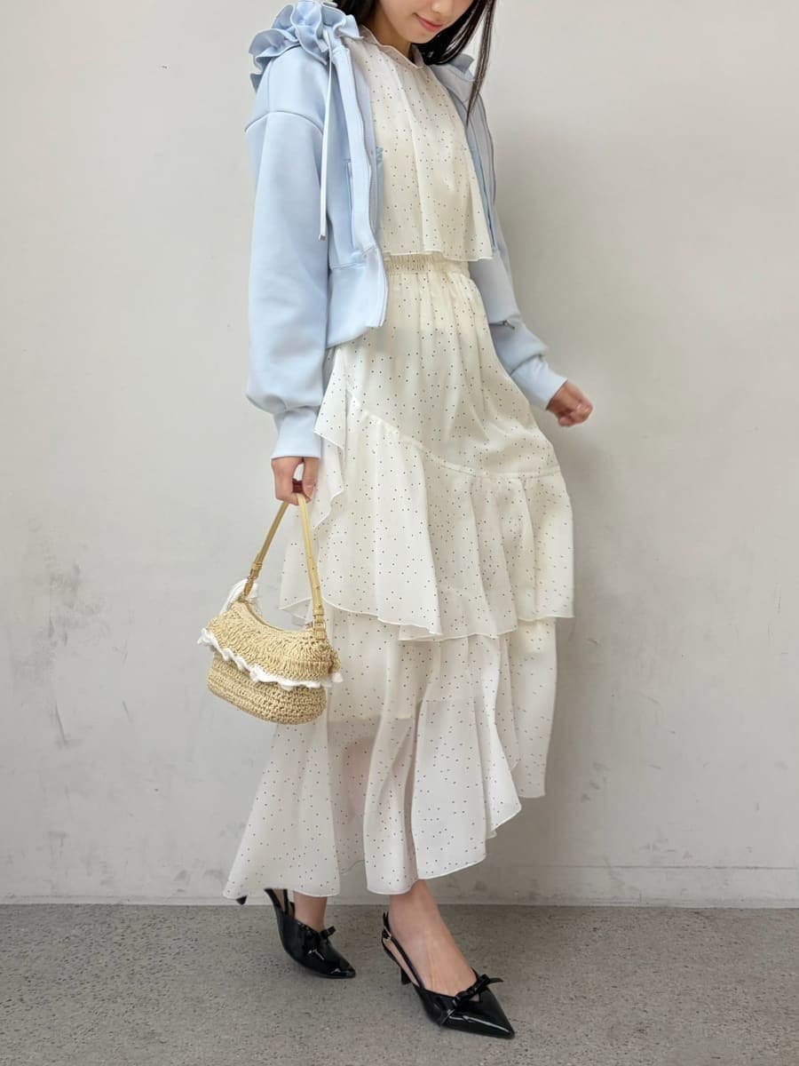 その他のワンピース、ブルー系のパーカーを着用したレディースの冬コーディネートの3枚目の写真