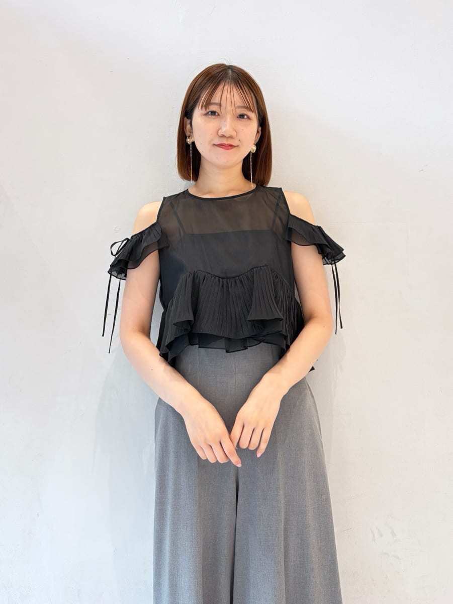 グレー系のつなぎ/オールインワン、ブラック系のパンプスを着用したレディースの夏コーディネートの6枚目の写真