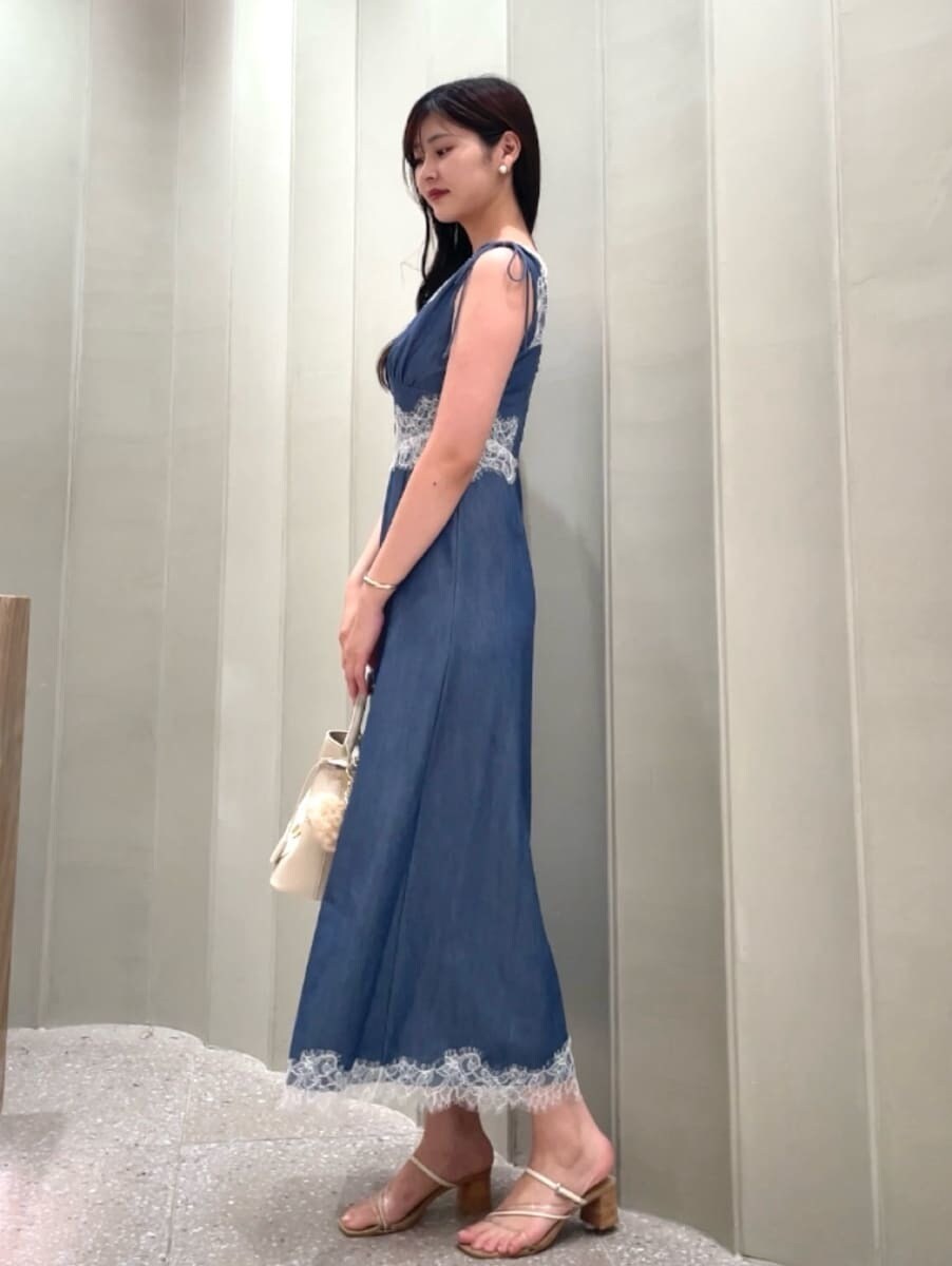 その他のサンダル、ブルー系のワンピース、ベージュ系のハンドバッグを着用したレディースの夏コーディネートの3枚目の写真