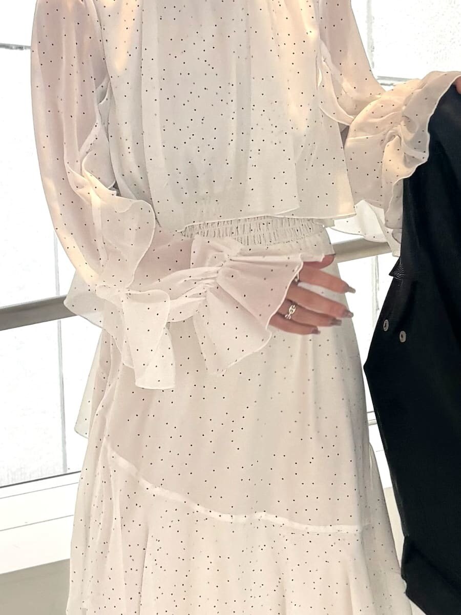 ブラック系のブーツ、その他のワンピース、ブラック系のトレンチコートを着用したレディースの冬コーディネートの8枚目の写真