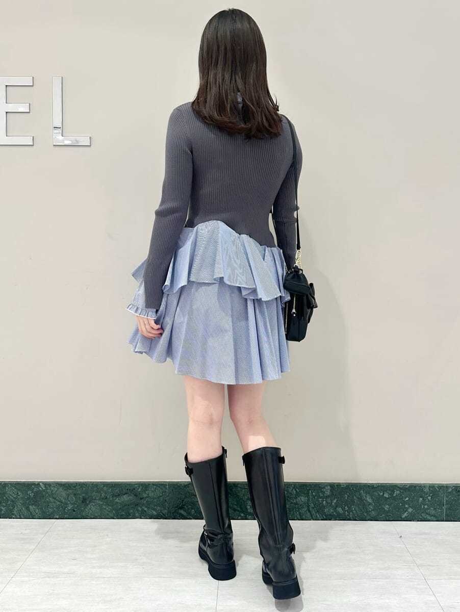 ブラック系のブーツ、その他のワンピース、ブラック系のショルダーバッグを着用したレディースの冬コーディネートの4枚目の写真