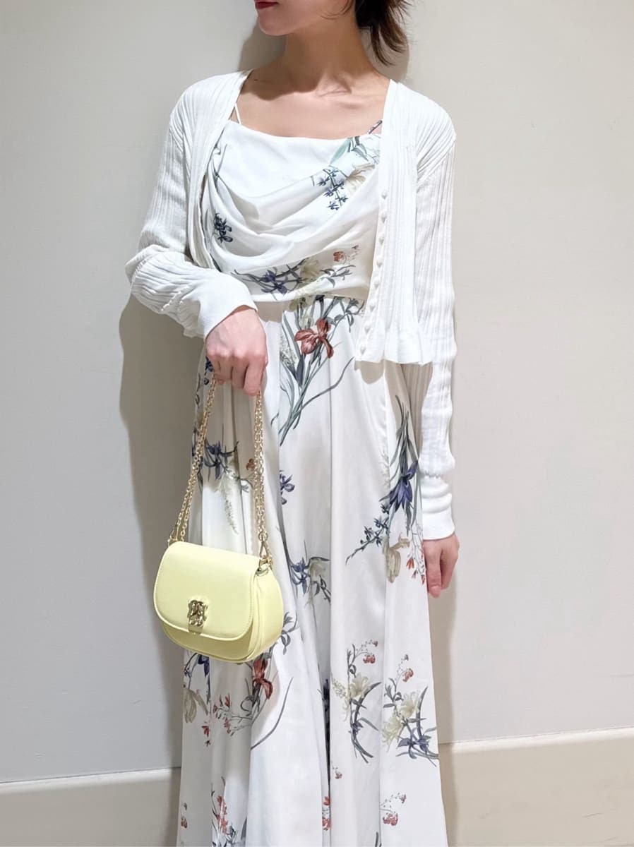 ブラウン系のブーツ、ベージュ系のトレンチコート、ホワイト系のカーディガン/ボレロを着用したレディースの冬コーディネートの4枚目の写真