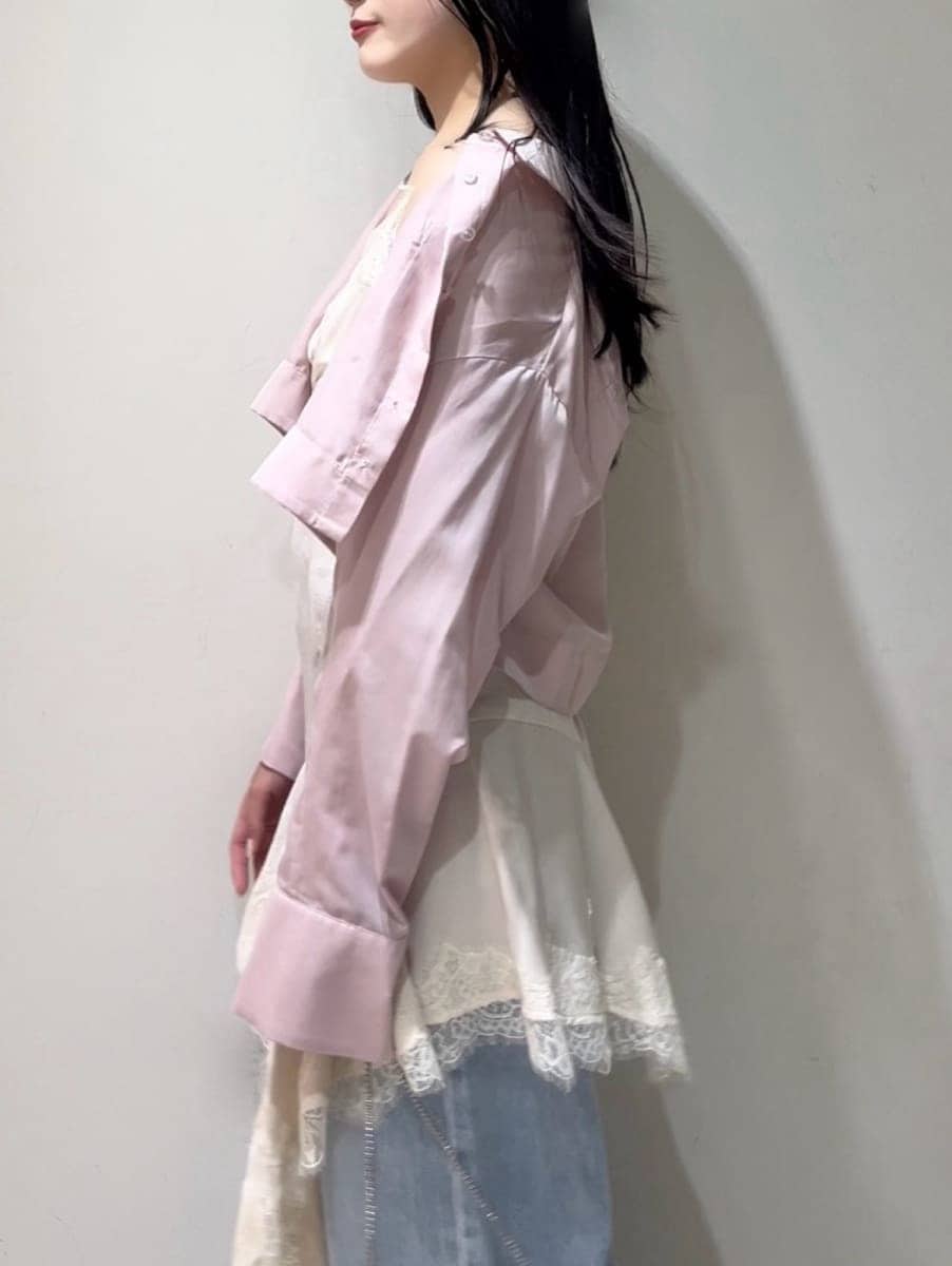 ブルー系のデニムパンツ、ブラック系のサンダル、ピンク系のシャツ/ブラウスを着用したレディースの夏コーディネートの4枚目の写真