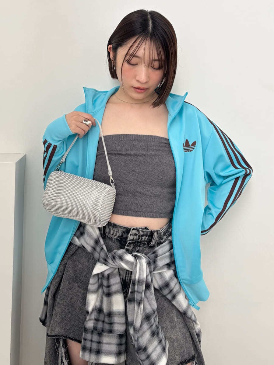 グレー系のデニムパンツ、ブラック系のシャツ/ブラウス、ブラック系のブーツを着用したレディースの秋コーディネートの7枚目の写真