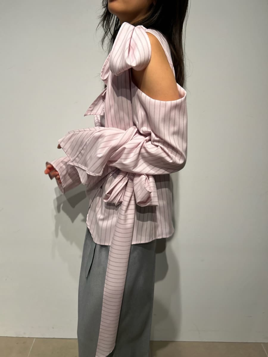 グレー系のその他パンツ、ホワイト系のショルダーバッグを着用したレディースの冬コーディネートの8枚目の写真