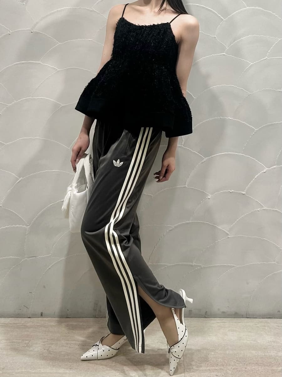 ブラック系のその他トップス、グレー系のその他パンツ、その他のパンプスを着用したレディースの冬コーディネートの5枚目の写真