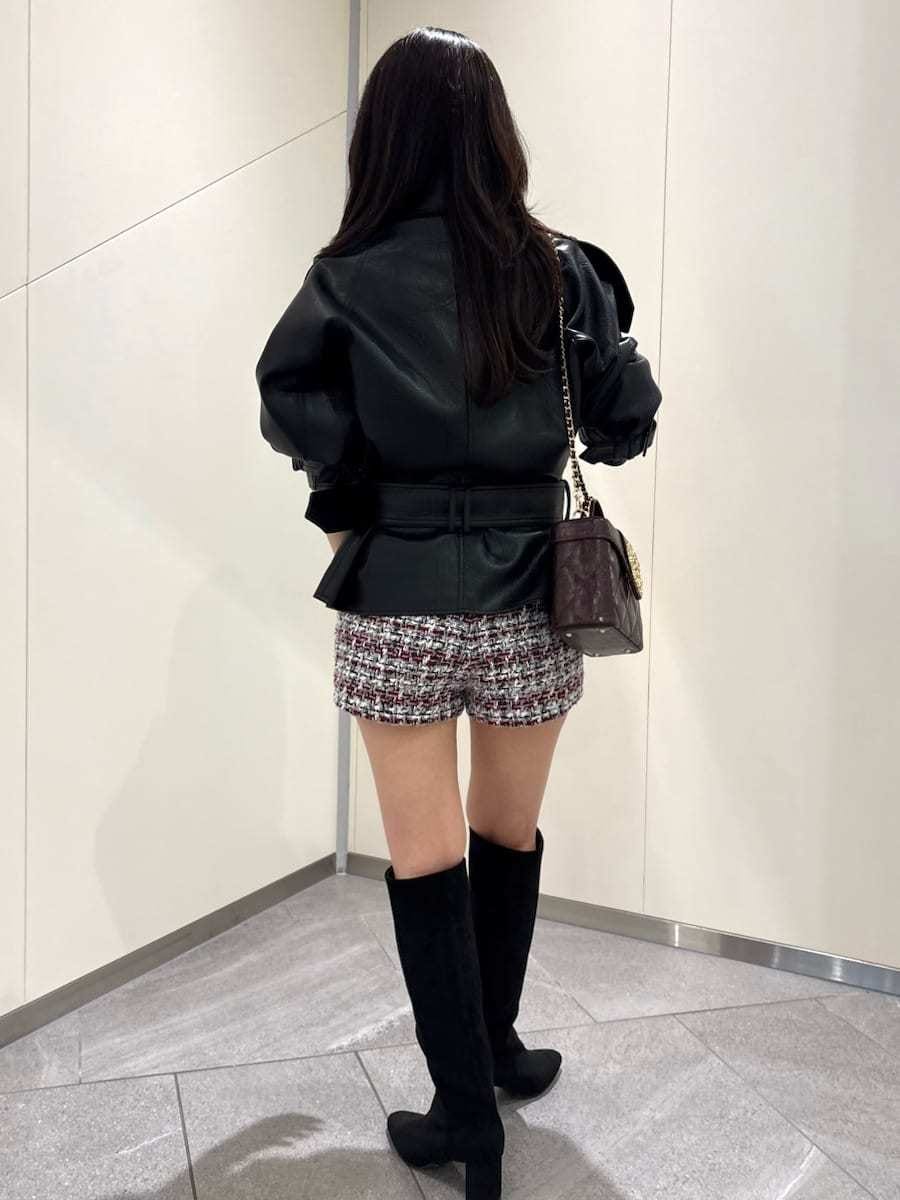 ブラック系のブルゾン、その他のその他パンツ、ブラック系のニット/セーターを着用したレディースの秋コーディネートの3枚目の写真