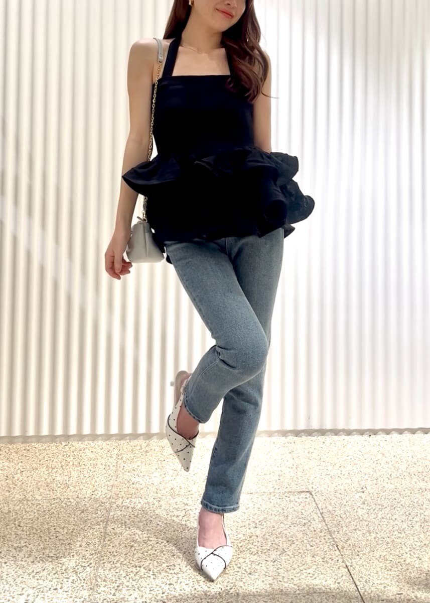 ブルー系のその他パンツ、その他のパンプス、ブラック系のニット/セーターを着用したレディースの春コーディネートの6枚目の写真