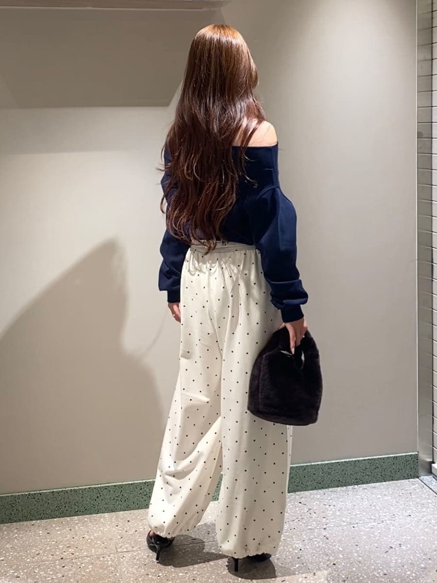 その他のその他パンツ、ブルー系のワンピース、ブラック系のサンダルを着用したレディースの秋コーディネートの6枚目の写真