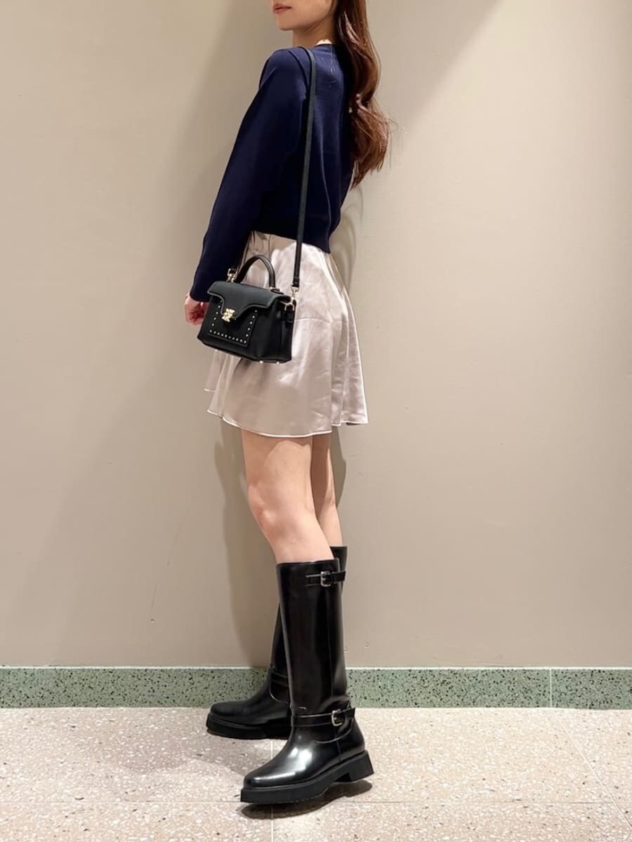 ブルー系のカーディガン/ボレロ、ピンク系のその他パンツ、ブラック系のショルダーバッグを着用したレディースの夏コーディネートの2枚目の写真