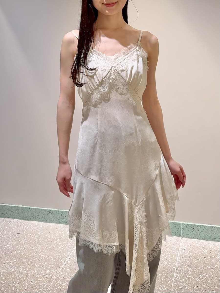 ベージュ系のテーラードジャケット、グレー系のデニムパンツ、ホワイト系のキャミソールを着用したレディースの春コーディネートの5枚目の写真