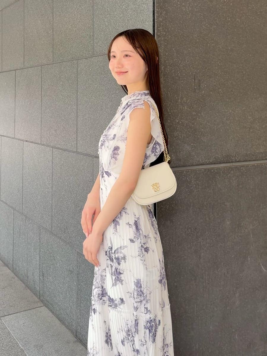 ブルー系のテーラードジャケット、ホワイト系のワンピース、ホワイト系のショルダーバッグを着用したレディースの春コーディネートの7枚目の写真