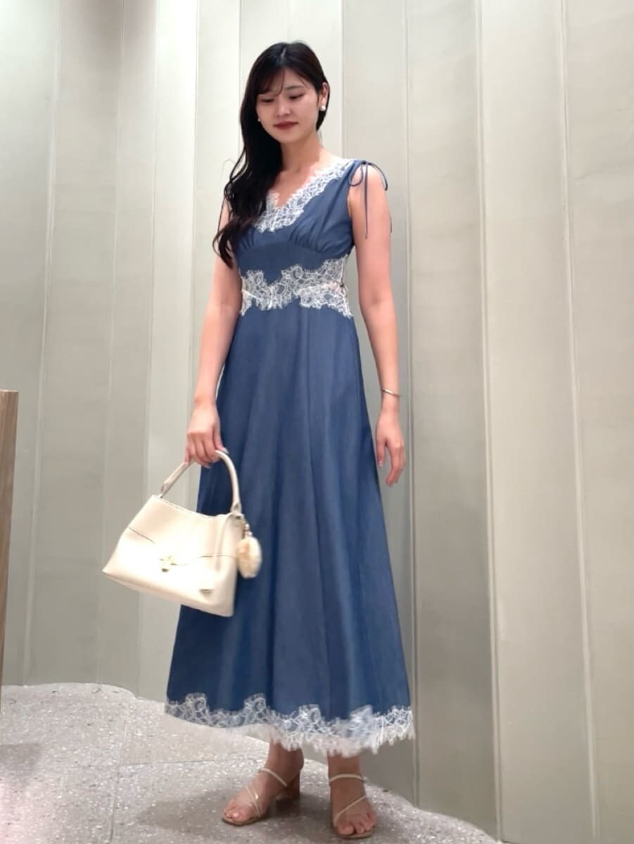 その他のサンダル、ブルー系のワンピース、ベージュ系のハンドバッグを着用したレディースの夏コーディネートの2枚目の写真