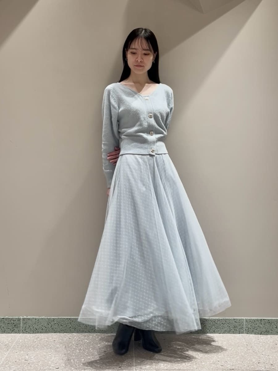 ブラック系のブーツ、ブラック系のハンドバッグ、ブルー系のワンピースを着用したレディースの冬コーディネートの5枚目の写真