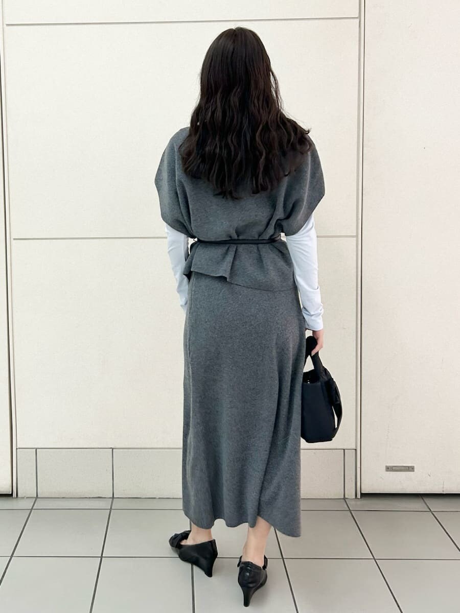 グレー系のワンピース、ブルー系のTシャツ/カットソーを着用したレディースの冬コーディネートの4枚目の写真