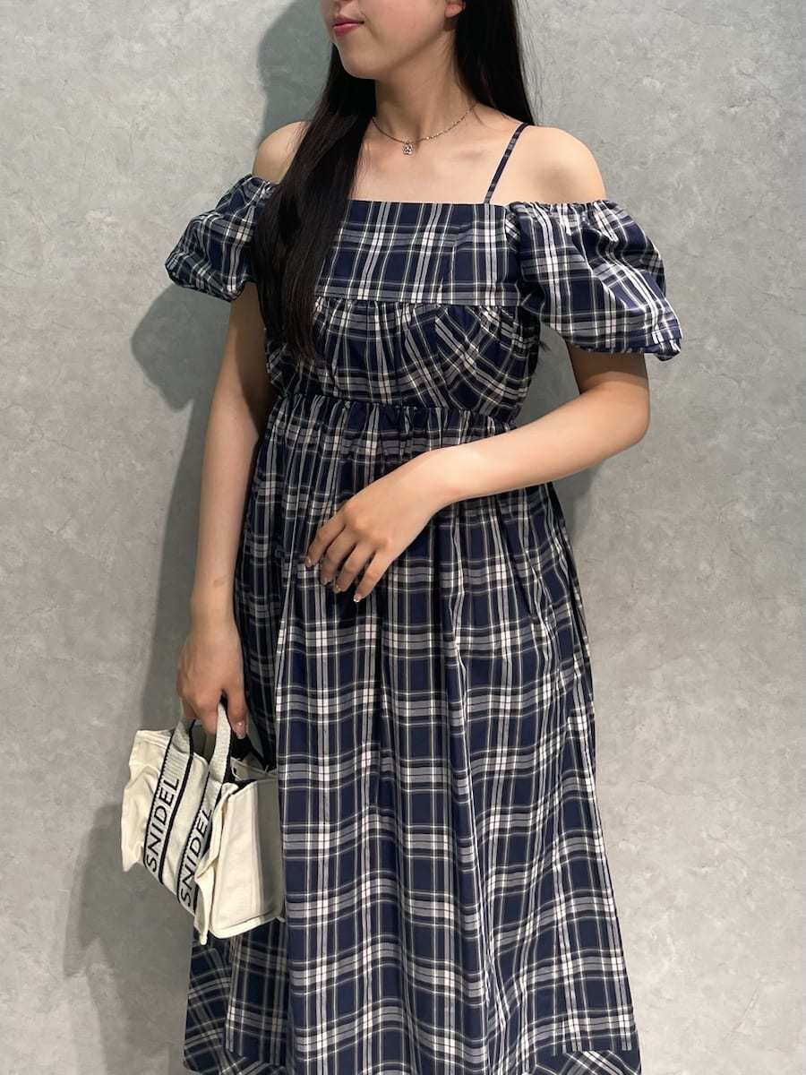 その他のワンピース、ホワイト系のサンダル、ブラック系のショルダーバッグを着用したレディースの夏コーディネートの5枚目の写真