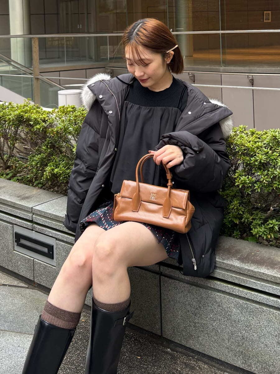 ブラック系のブーツ、ブルー系のその他パンツ、ブラック系のニット/セーターを着用したレディースの秋コーディネートの4枚目の写真