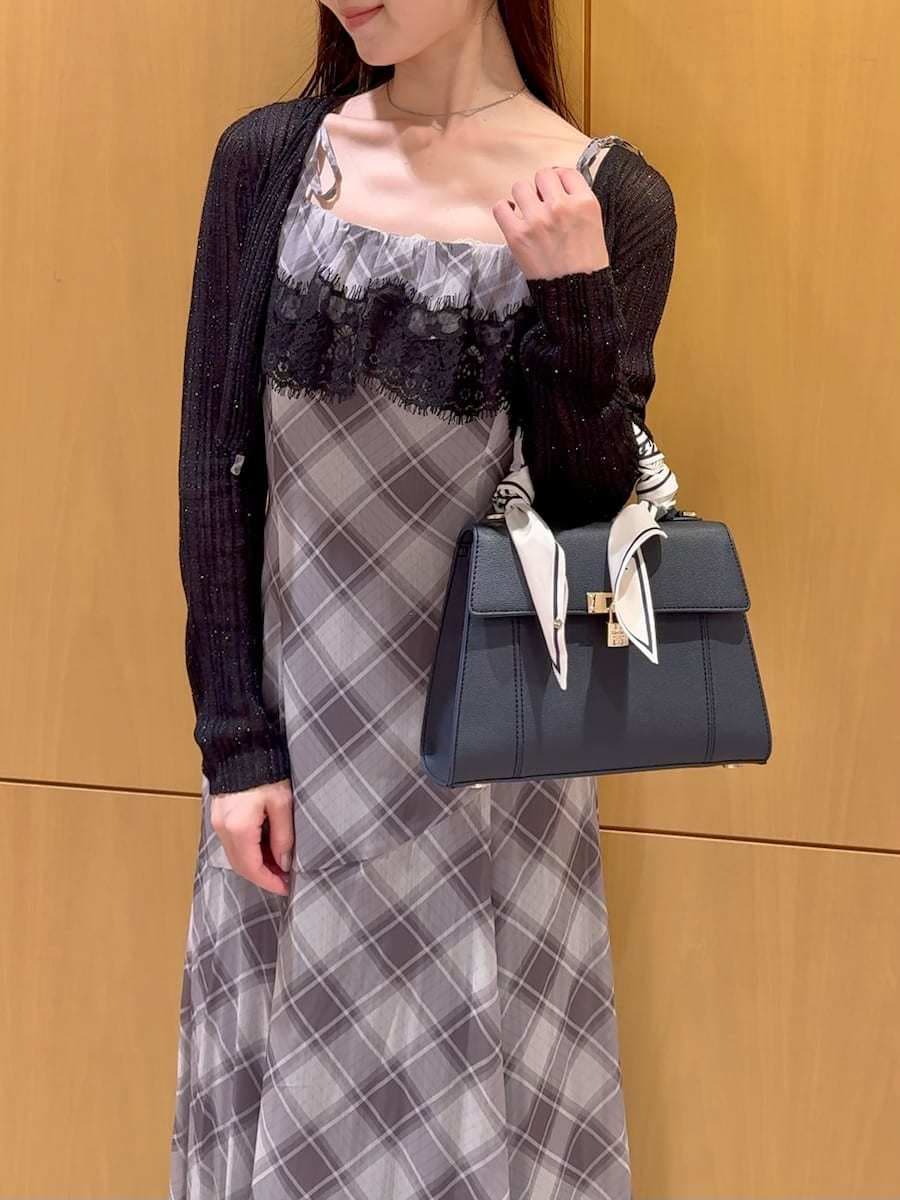 その他のサンダル、グレー系のワンピース、ブルー系のショルダーバッグを着用したレディースの夏コーディネートの7枚目の写真