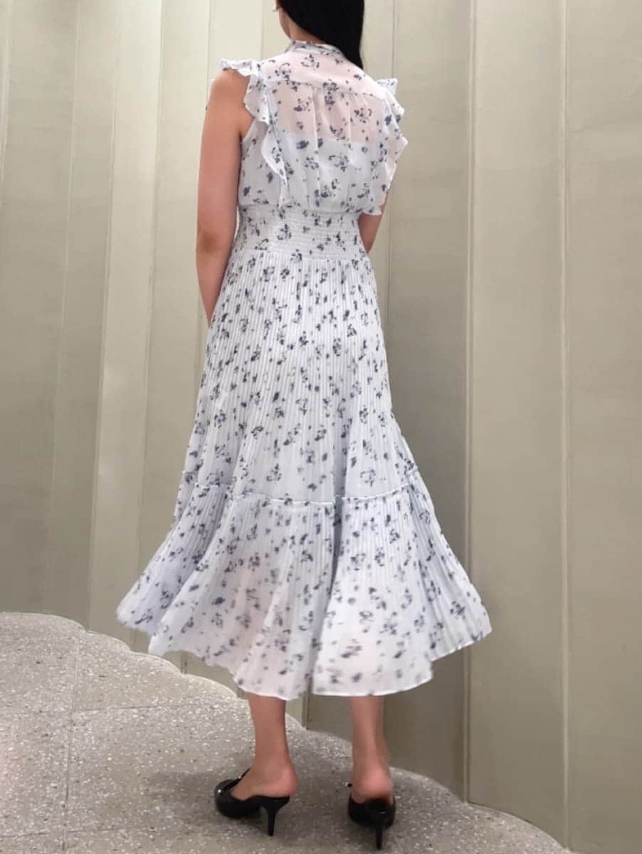 その他のハンドバッグ、ブルー系のワンピース、ブラック系のサンダルを着用したレディースの夏コーディネートの5枚目の写真