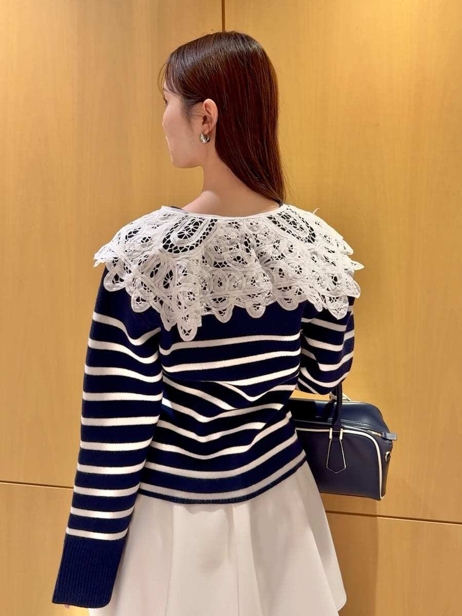 ホワイト系のその他パンツ、その他のカーディガン/ボレロ、ブルー系のボストンバッグを着用したレディースの冬コーディネートの6枚目の写真