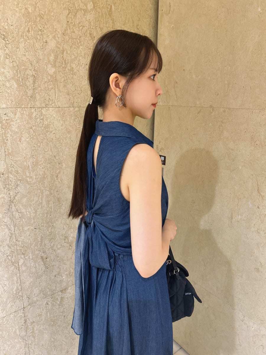 ブルー系のワンピース、ブラック系のサンダル、ブラック系のバックパック/リュックを着用したレディースの夏コーディネートの4枚目の写真