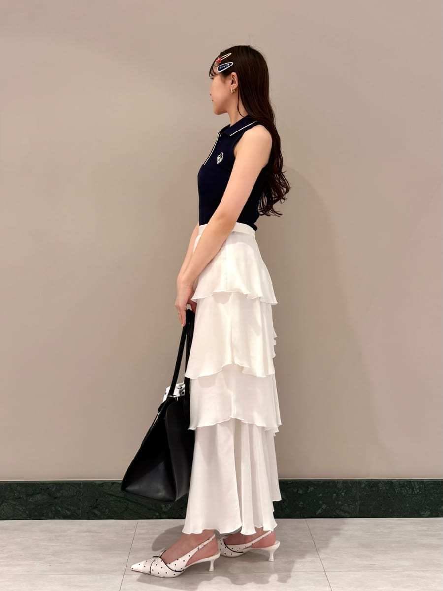 その他のパンプス、ホワイト系のスカート、ブルー系のTシャツ/カットソーを着用したレディースの夏コーディネートの2枚目の写真