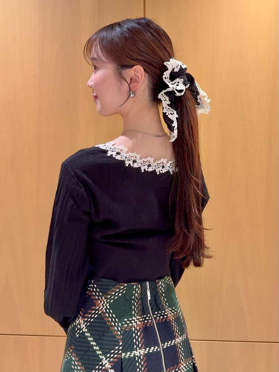 グリーン系のスカート、ブラック系のカーディガン/ボレロ、ブラック系のトートバッグを着用したレディースの夏コーディネートの8枚目の写真
