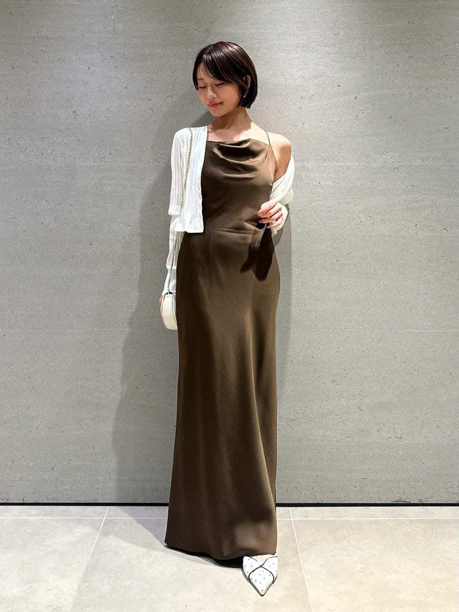 その他のパンプス、ホワイト系のショルダーバッグ、ブラウン系のワンピースを着用したレディースの春コーディネートの6枚目の写真