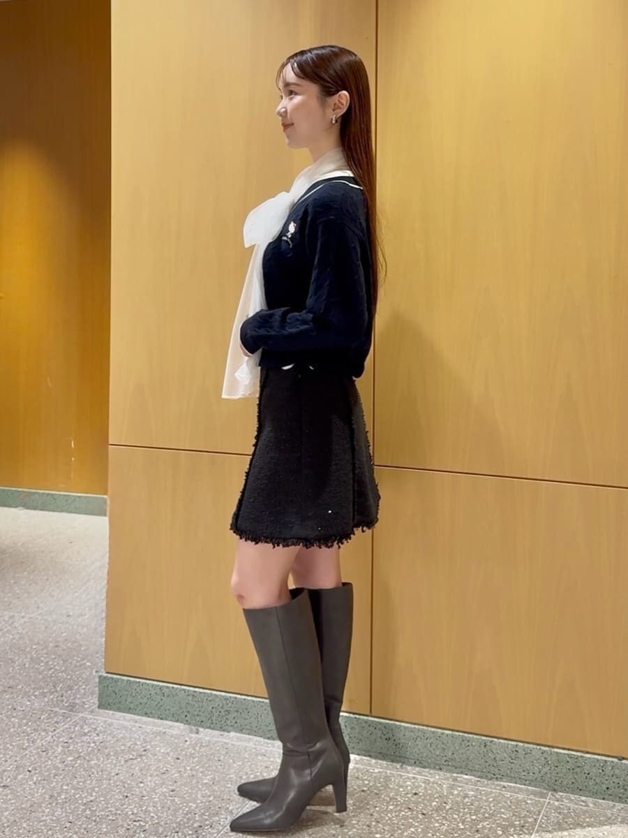 ブルー系のニット/セーター、ホワイト系のシャツ/ブラウス、ブラック系のスカートを着用したレディースの秋コーディネートの3枚目の写真