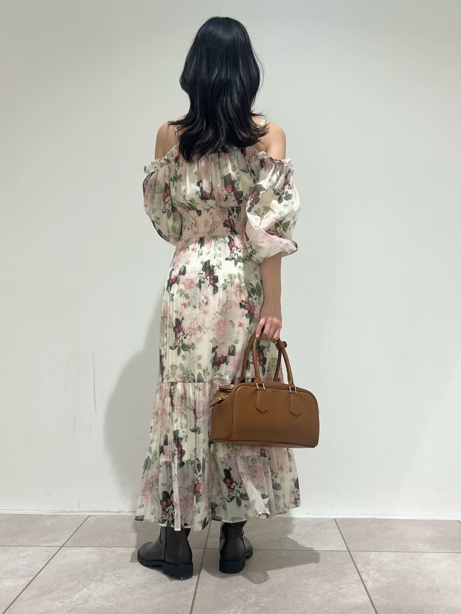 ピンク系のワンピース、イエロー系のボストンバッグを着用したレディースの冬コーディネートの3枚目の写真