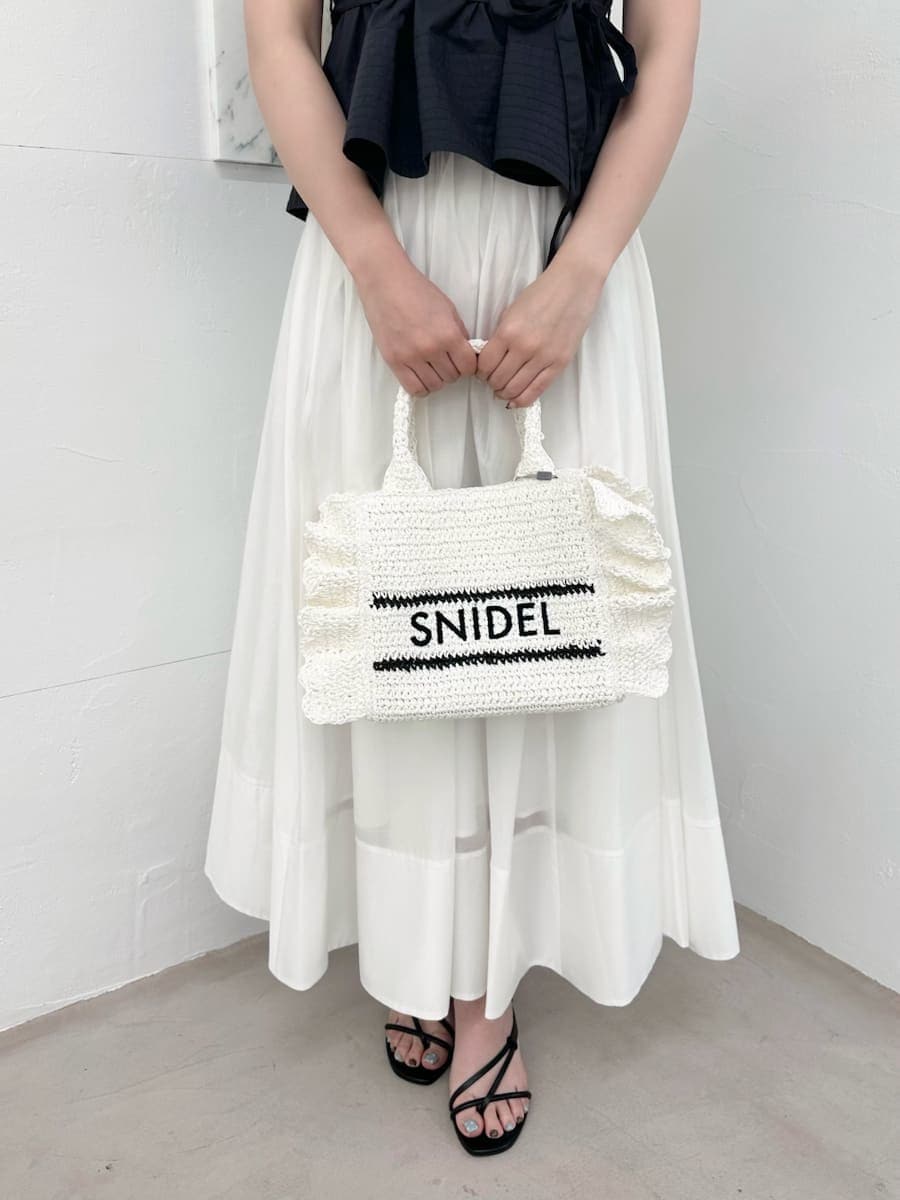 ブルー系のシャツ/ブラウス、ブラック系のサンダル、ホワイト系のショルダーバッグを着用したレディースの春コーディネートの4枚目の写真