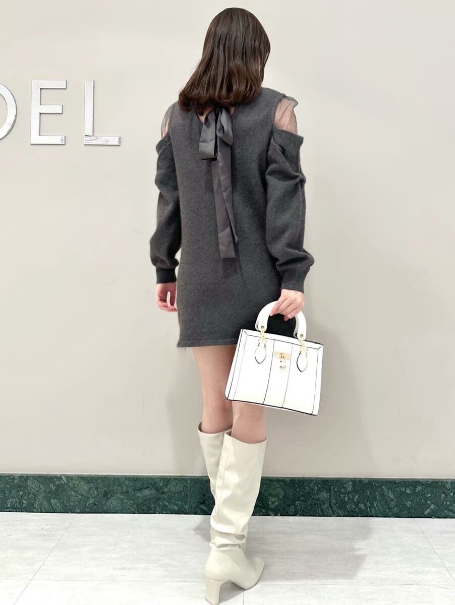 ブラウン系のワンピース、ホワイト系のハンドバッグを着用したレディースの秋コーディネートの3枚目の写真