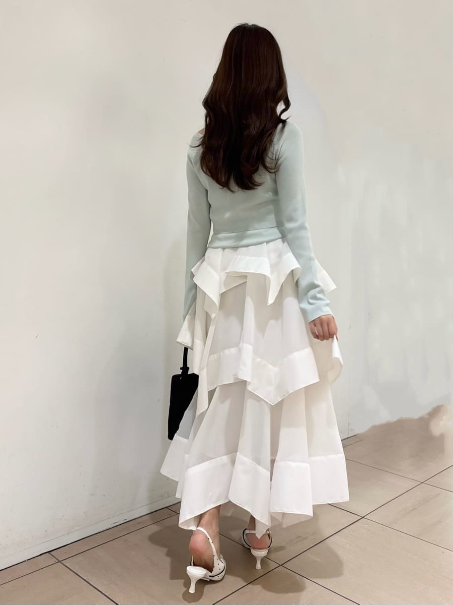 ホワイト系のスカート、グリーン系のカーディガン/ボレロ、その他のパンプスを着用したレディースの春コーディネートの4枚目の写真