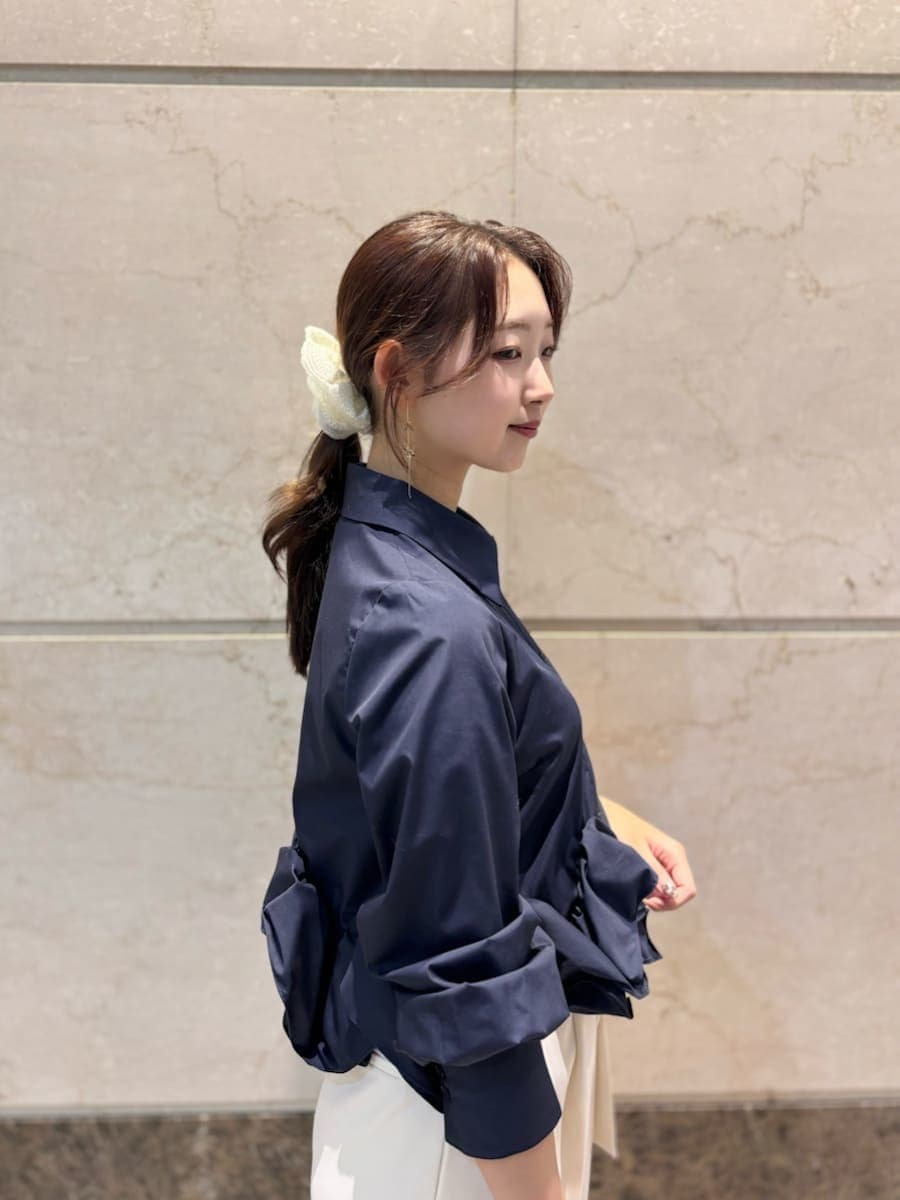 ホワイト系のその他パンツ、ブルー系のシャツ/ブラウス、ブラック系のパンプスを着用したレディースの冬コーディネートの7枚目の写真