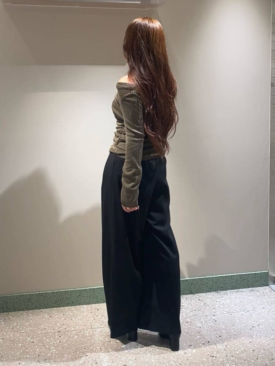 ブラック系のその他パンツ、ブラウン系のニット/セーター、ブラック系のブーツを着用したレディースの秋コーディネートの5枚目の写真