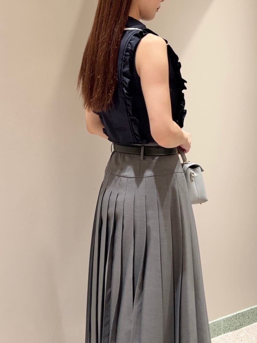 ブルー系のシャツ/ブラウス、グレー系のスカート、ブルー系のショルダーバッグを着用したレディースの夏コーディネートの5枚目の写真