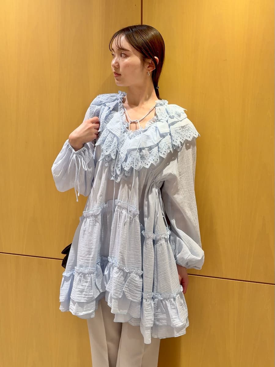 グレー系のその他パンツ、ブラック系のショルダーバッグ、ブルー系のその他トップスを着用したレディースの冬コーディネートの5枚目の写真