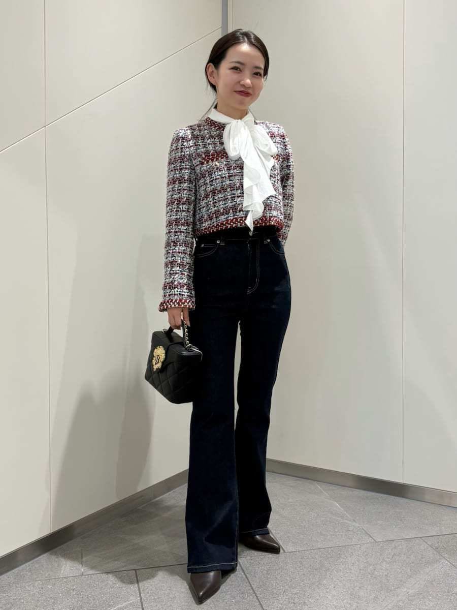 ブルー系のデニムパンツ、その他のノーカラージャケット、ホワイト系のシャツ/ブラウスを着用したレディースの秋コーディネートの6枚目の写真