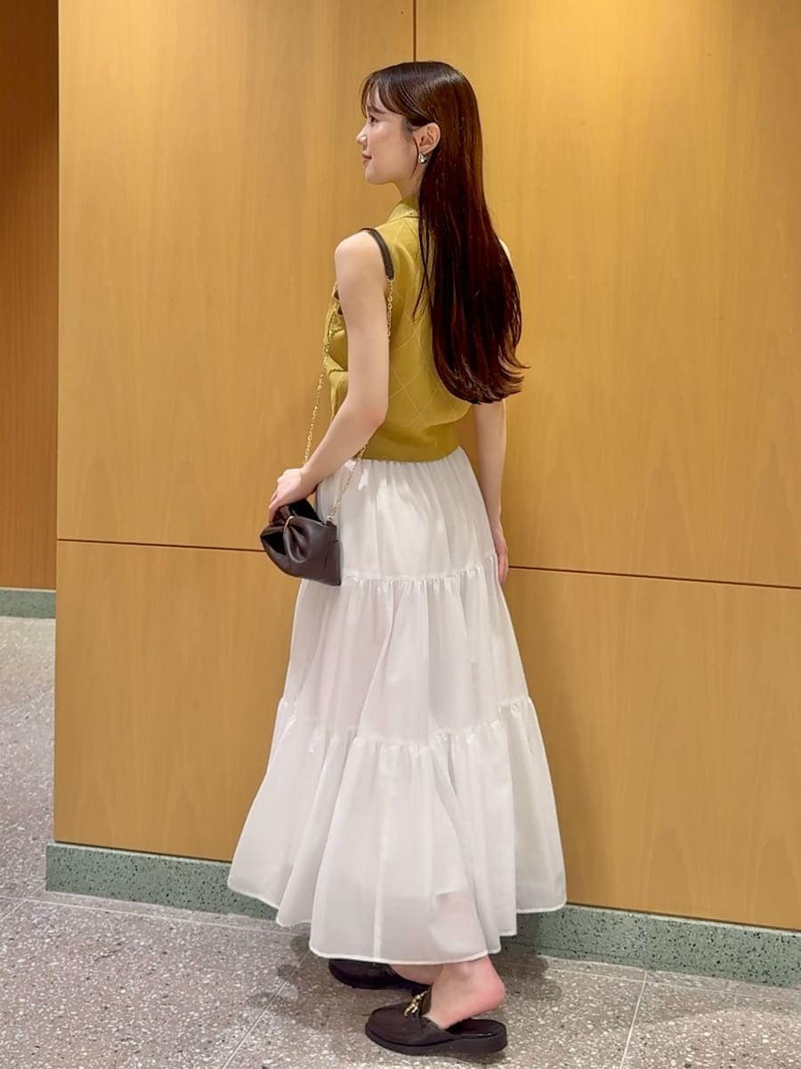 イエロー系のワンピースを着用したレディースの夏コーディネートの3枚目の写真