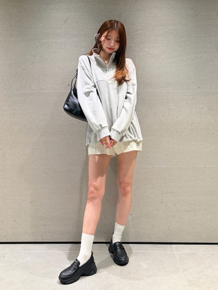 ブラック系のローファー、ホワイト系のその他パンツ、グレー系のTシャツ/カットソーを着用したレディースの秋コーディネートの7枚目の写真