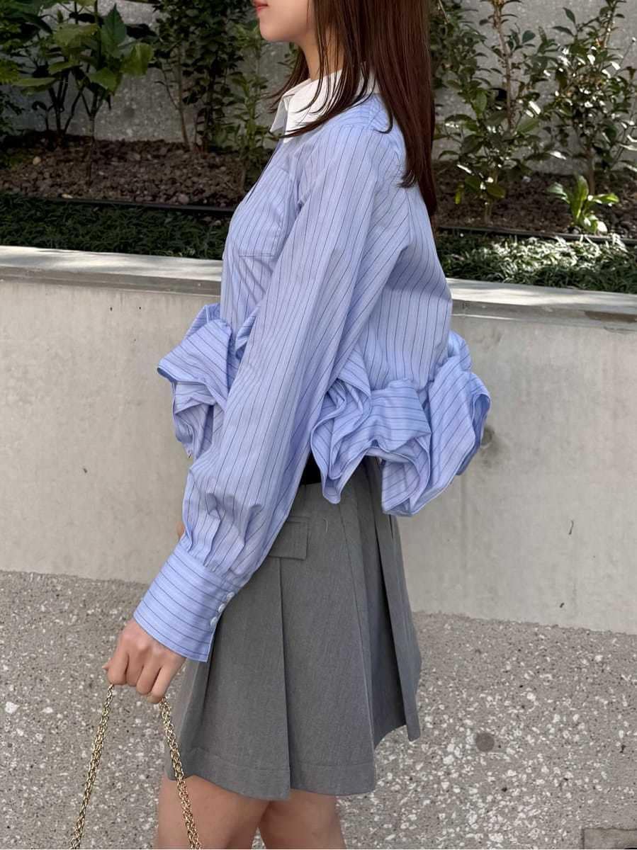 グレー系のスカート、その他のシャツ/ブラウス、ブラック系のショルダーバッグを着用したレディースの冬コーディネートの5枚目の写真